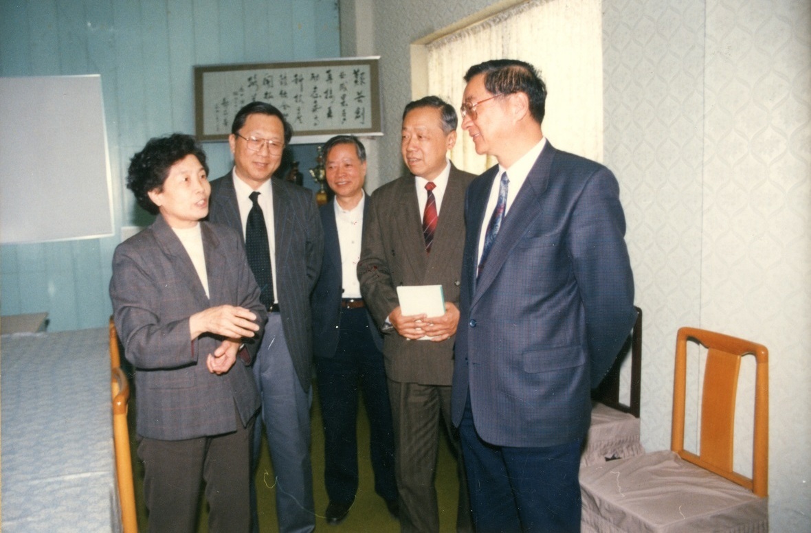 1996年，电子工业部部长胡启立、赌场模拟器电脑版副院长路甬祥视察微电子中心