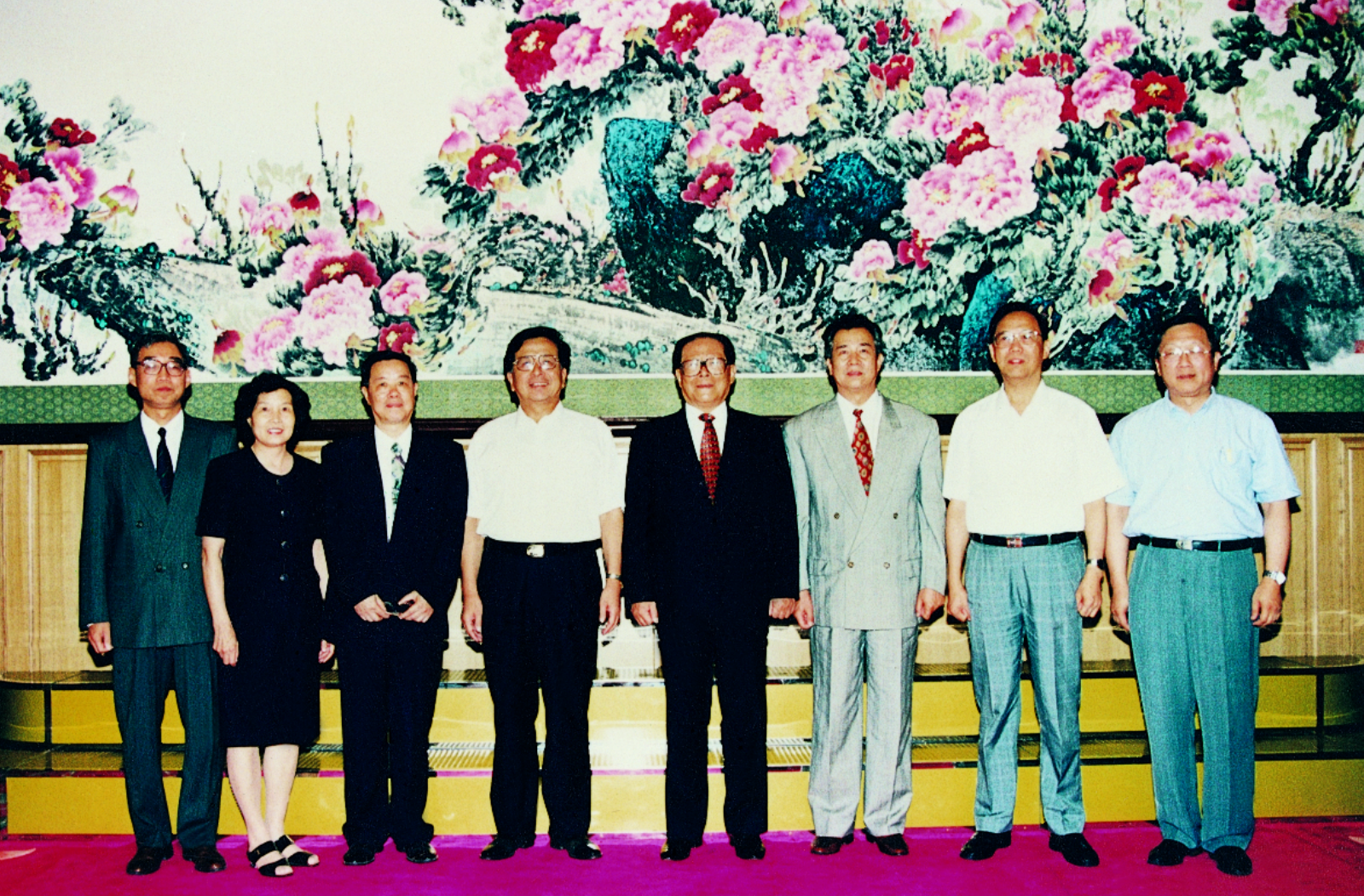 1998年，吴德馨先生在北戴河向江泽民总书记汇报微电子技术的发展趋势